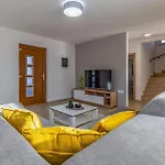 Gorgeous Home In Krsan Hébergement de vacances